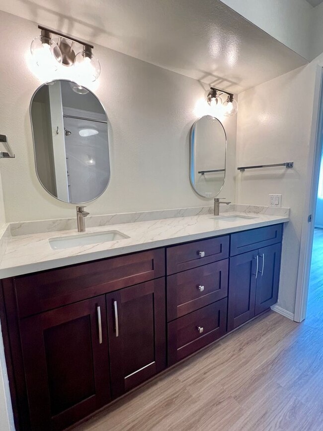 Building Photo - Beautiful Two Story 2Bd 1.5Ba Townhouse Ne...