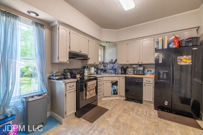 Building Photo - 5 br, 1 bath House - 233 W 11th Avenue