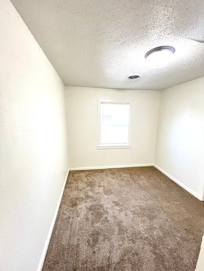 Building Photo - Newly Renovated Home