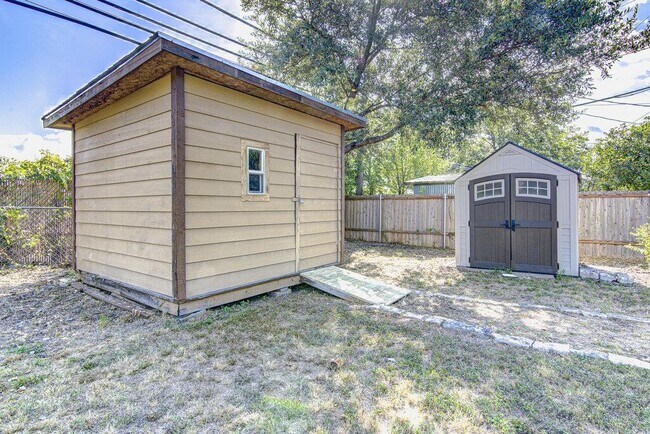 Building Photo - 1410 Kamar Dr