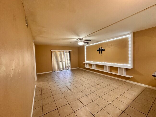 Building Photo - 4310 Santa Barbara Blvd