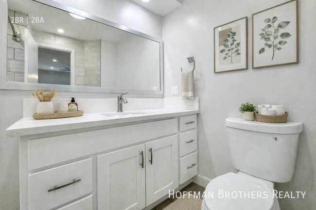 Building Photo - 231 N La Peer Dr