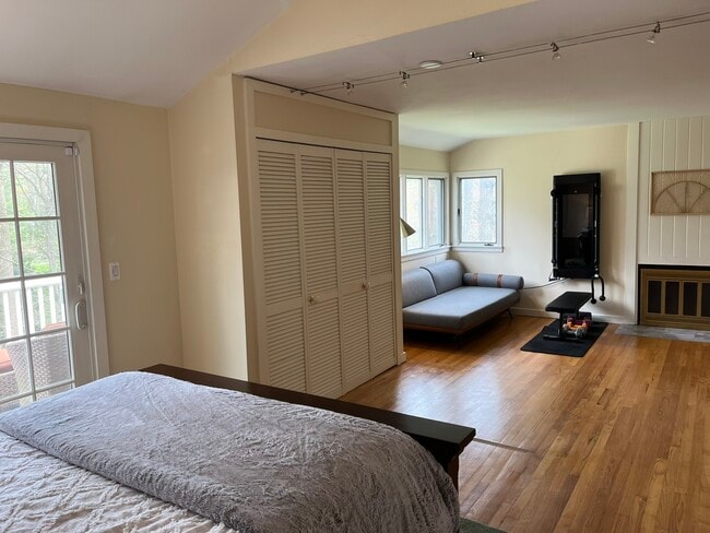 Building Photo - 172 Ponus Ave