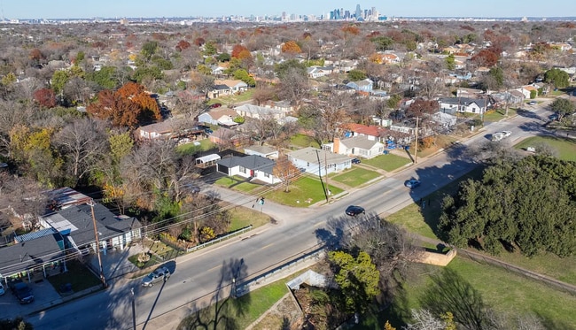 Building Photo - 3423 W Clarendon Dr