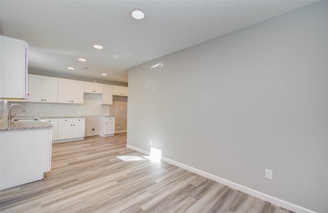 Building Photo - 9414 Lanewood Dr