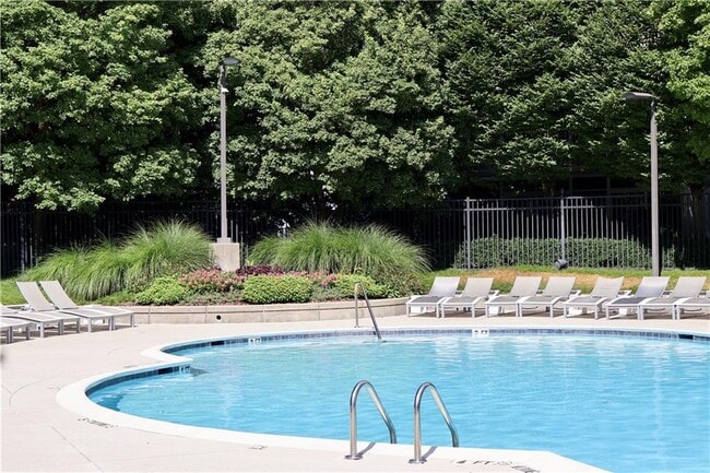 Building Photo - 950 W Peachtree St NW