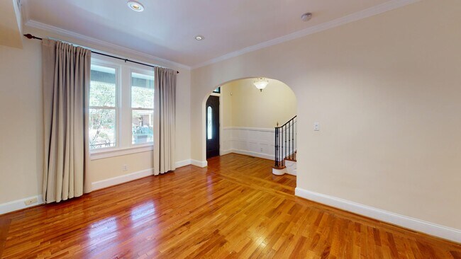 Building Photo - Spacious Three Bedroom Home W/Backyard, Ba...