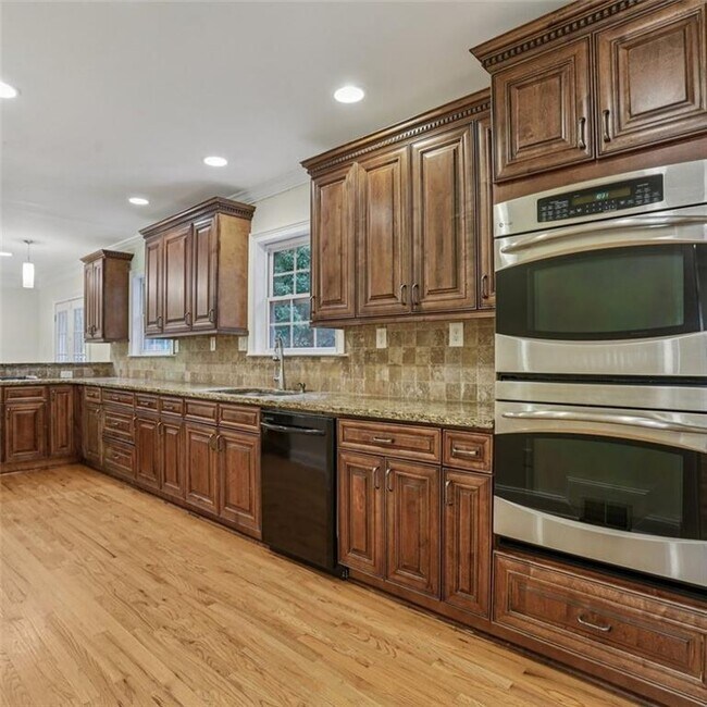 Building Photo - 3859 Peachtree Dunwoody Rd