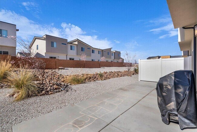 Building Photo - Stunning End-Unit in South Desert Townhomes