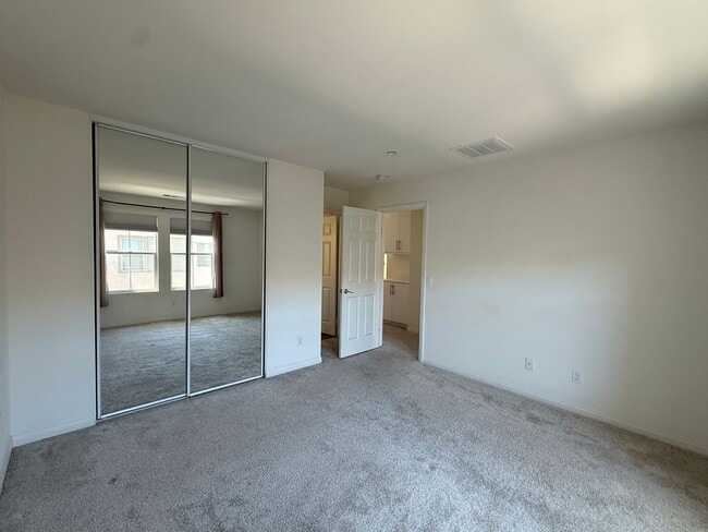 Building Photo - Luxury Townhome 3 level 2 car garage  modern kitchen must see charmer $3350