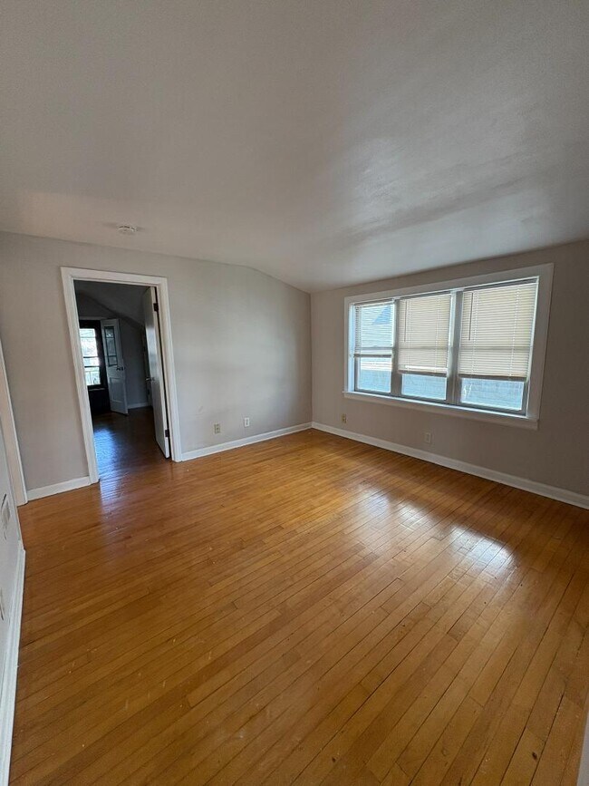 Building Photo - 2132 S 75th St