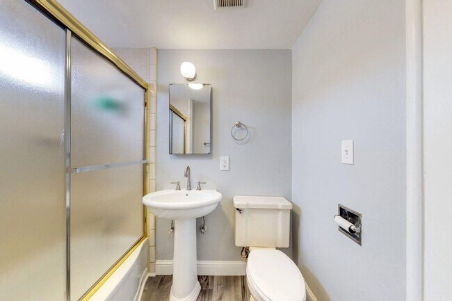 Building Photo - Beautiful and Cozy 2BR 1BA Apartment w/ 1 Car Garage + Fenced Yard + Quartz Countertops in Roseville