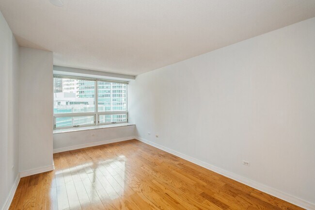 Building Photo - 512 N McClurg Ct