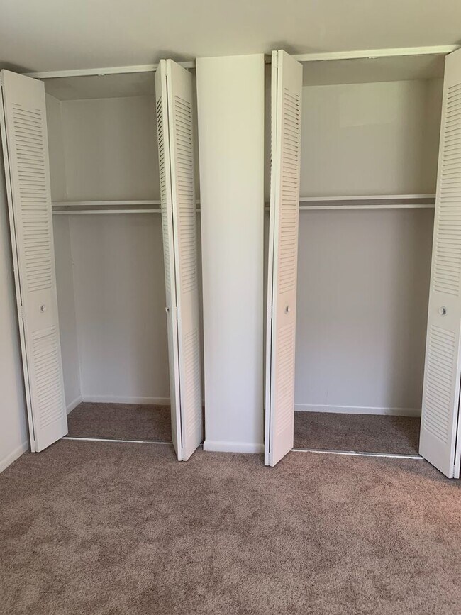 Building Photo - 1 Bedroom 1Bath Condo Available with Water