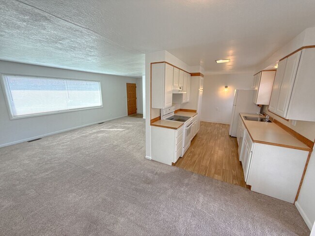 Building Photo - 3 Bedroom, 1.5 Bath House in Pacific Terrace neighborhood