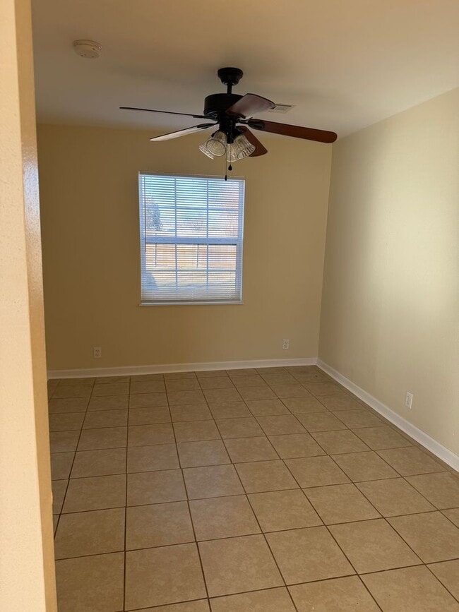 Building Photo - 304 W Chicago St