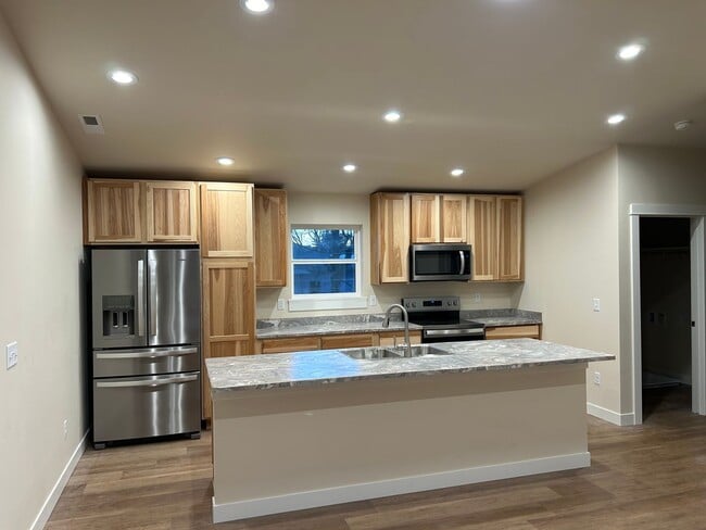 Building Photo - 2Br 2Full Baths and 2 walk in closets-privacy and space. Move in special $500 off first full mont...