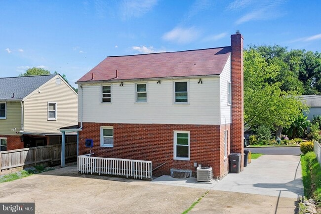 Building Photo - 4816 Woodlawn Dr