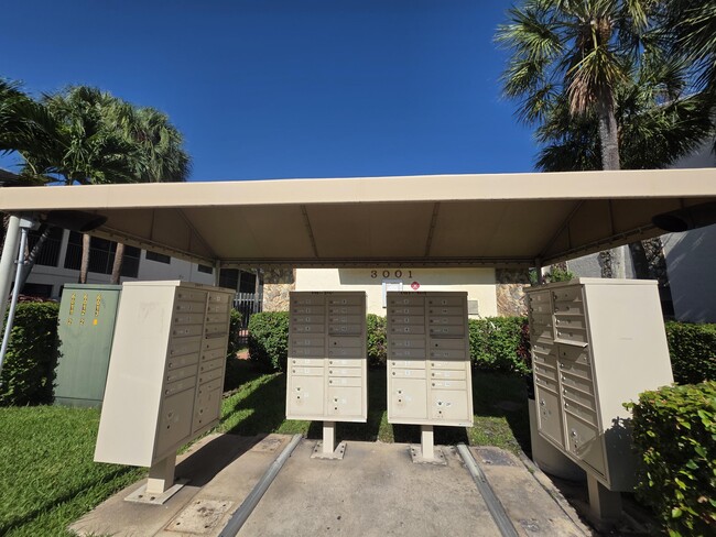 Building Photo - 2977 Riverside Dr