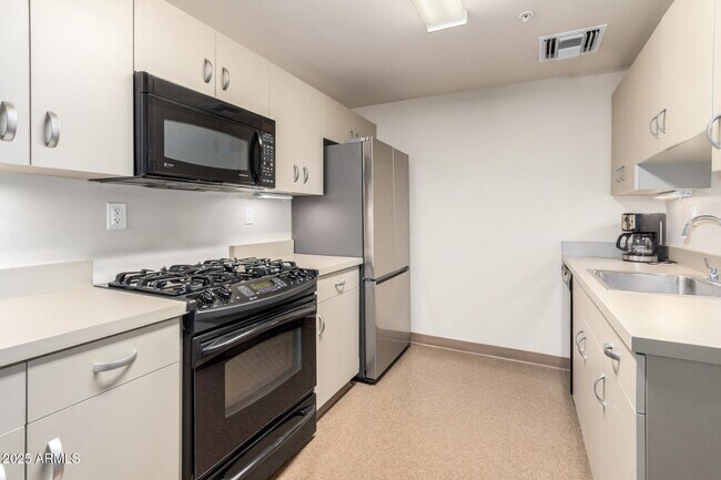 Building Photo - 3801 N Goldwater Blvd