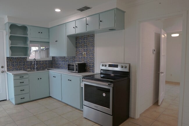 Building Photo - 53424 Avenida Martinez