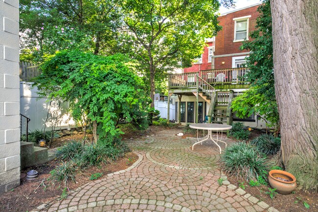 Building Photo - 121 E Chestnut St