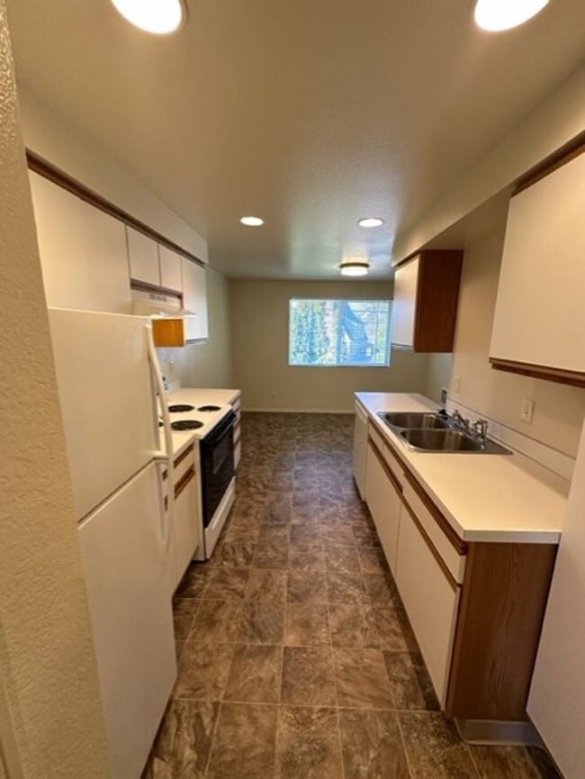 Building Photo - Rent Special: 1/2 Off April's Rent!! 2 Bedroom 1 Bath Unit NE Salem!