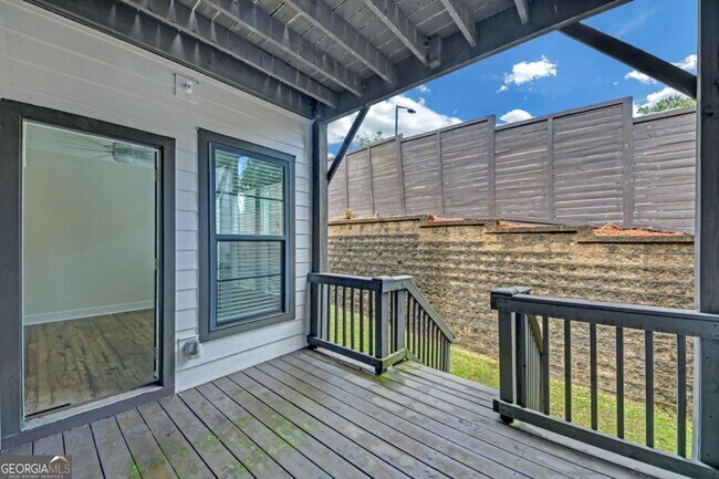 Building Photo - 860 Stonehill Ln