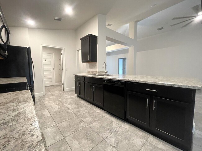 Building Photo - Amazing 3 Bed/2Bath/3 Car Garage Home in Hudson!