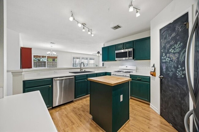 Building Photo - 2011 Harvest Moon Dr