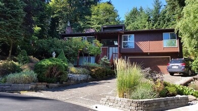 Building Photo - GEM in Somerset Bellevue, 4 beds/3 Baths w...