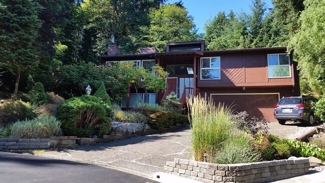Primary Photo - GEM in Somerset Bellevue, 4 beds/3 Baths w...