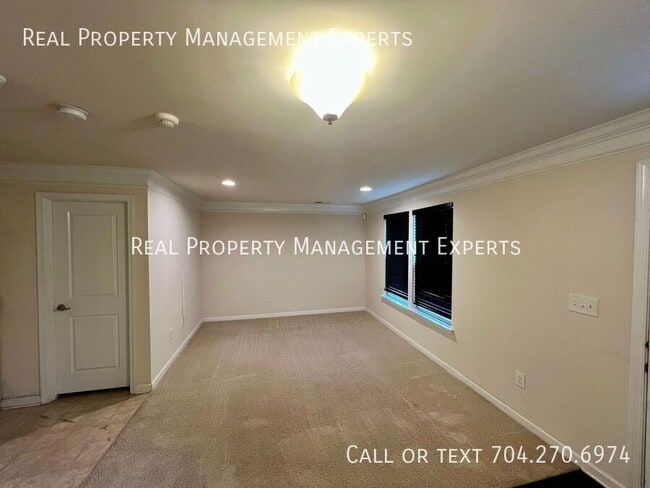 Building Photo - 4019 Zilker Park Dr