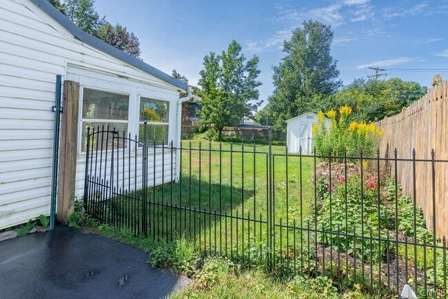 Building Photo - 104 Van Mara Dr