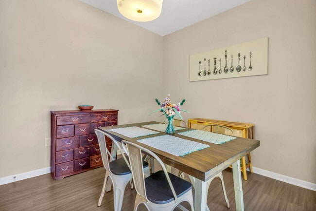 Building Photo - 522 Arthur St