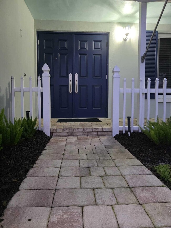 Building Photo - 1180 SW 17th St