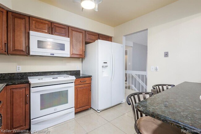 Building Photo - 24285 Evergreen Rd