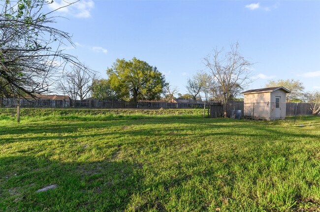 Building Photo - 986 Dewalt St