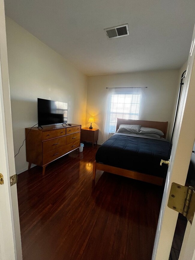 Building Photo - Beautifully FURNISHED Townhouse in a Great Location!