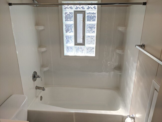 Building Photo - 1826 W 8th St