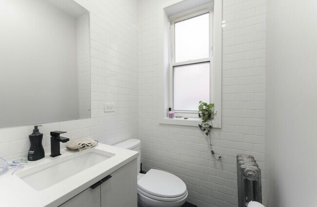 Building Photo - 2253 N Spaulding Ave