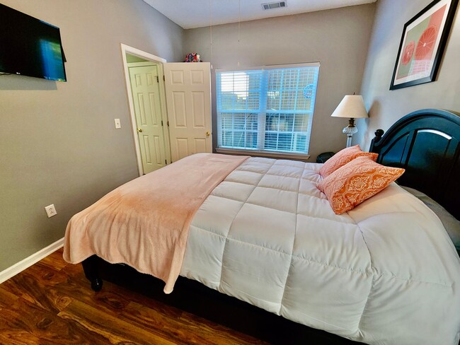 Building Photo - Adorable, well taken care of three bedroom...