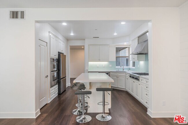 Building Photo - 5800 Seawalk Dr