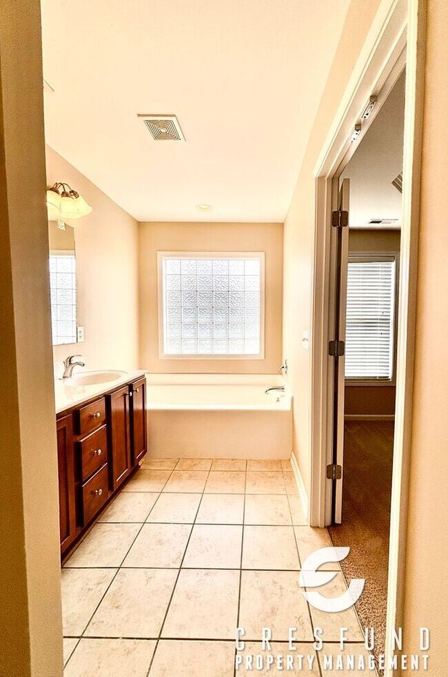 Building Photo - NEW PAINT AND LVP FLOORING! BEAUTIFUL 3 BE...