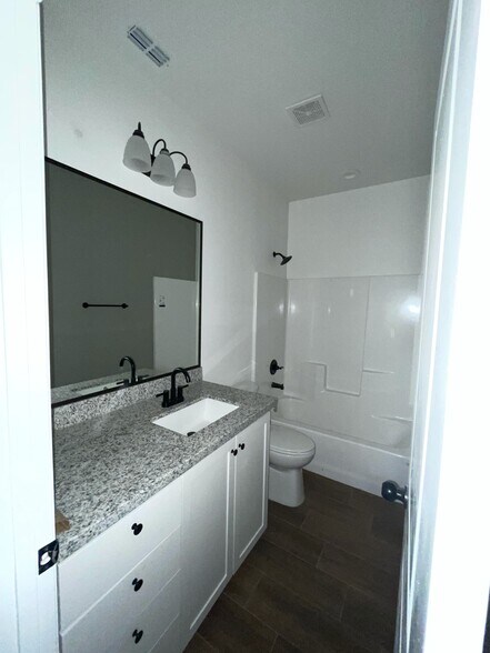 2nd bathroom - 1027 Fairway Dr