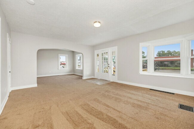 Building Photo - Three bedroom, one bathroom single in Springfield!