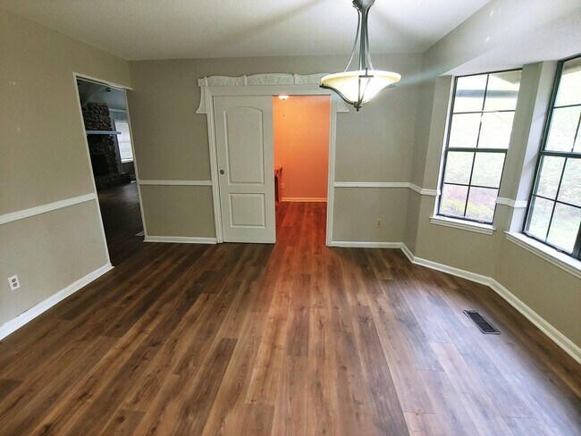 Building Photo - 8 Hickory Ln