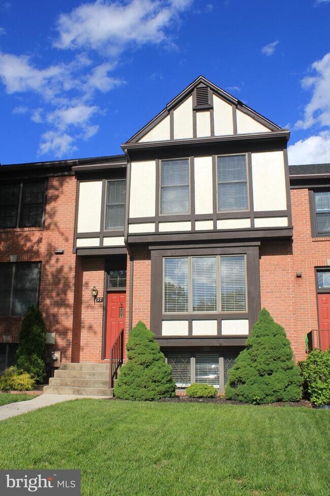 Primary Photo - 27 Tudor Ct