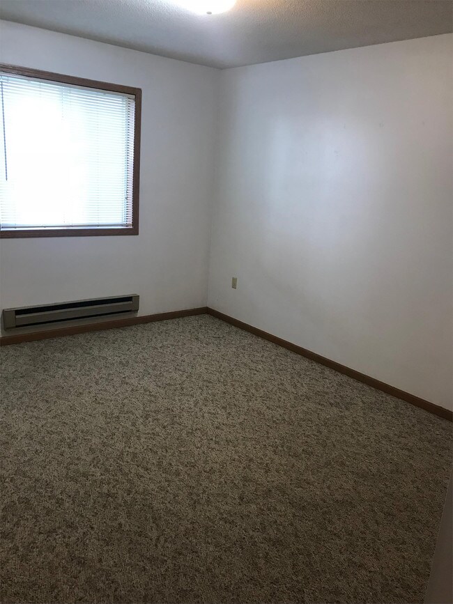 Building Photo - 916 6th St S