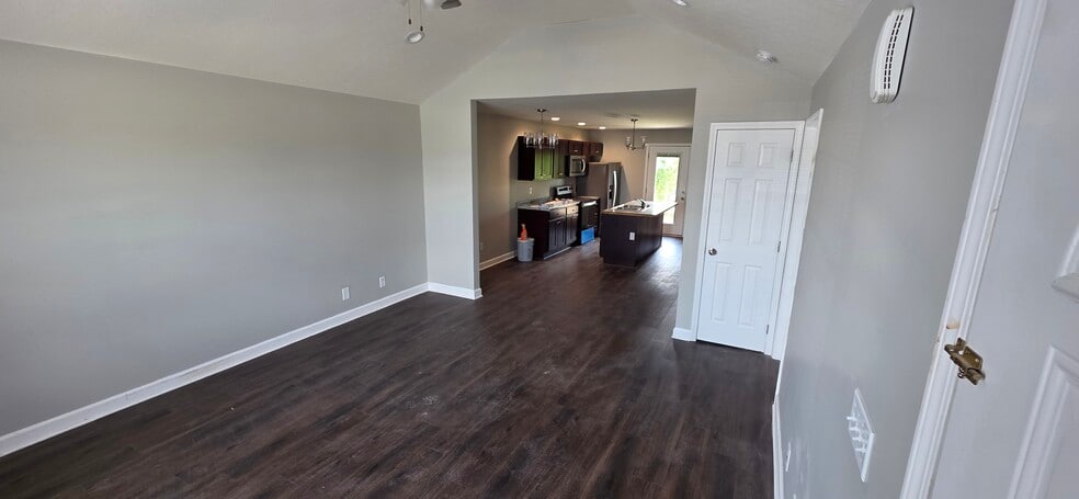 Building Photo - 285 Creekwood Ave